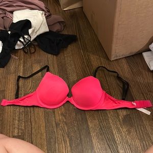 PINK VICTORIA’S SECRET WEAR EVERYWHERE PUSH-UP PIGEONNANT